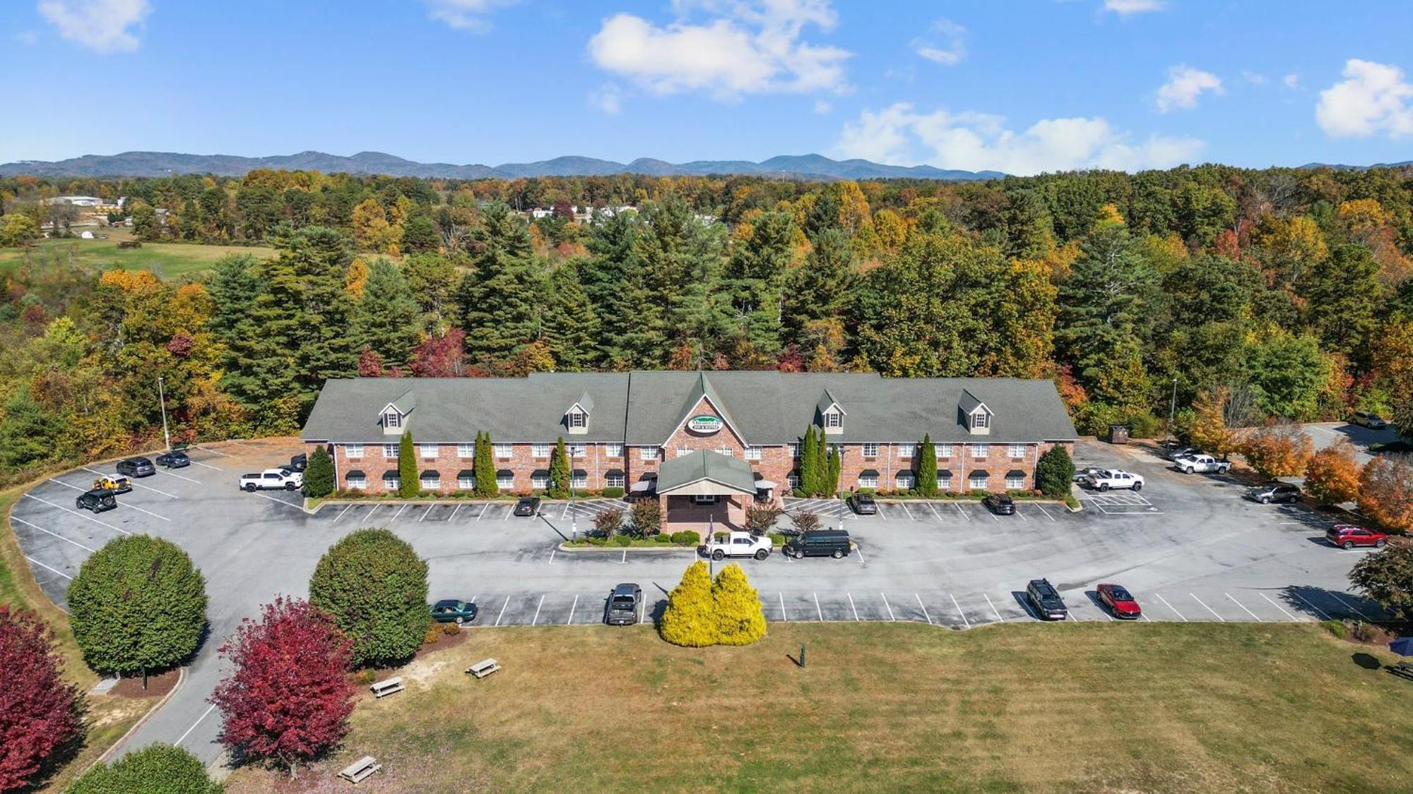 Mountain Inn & Suites Flat Rock Extérieur photo