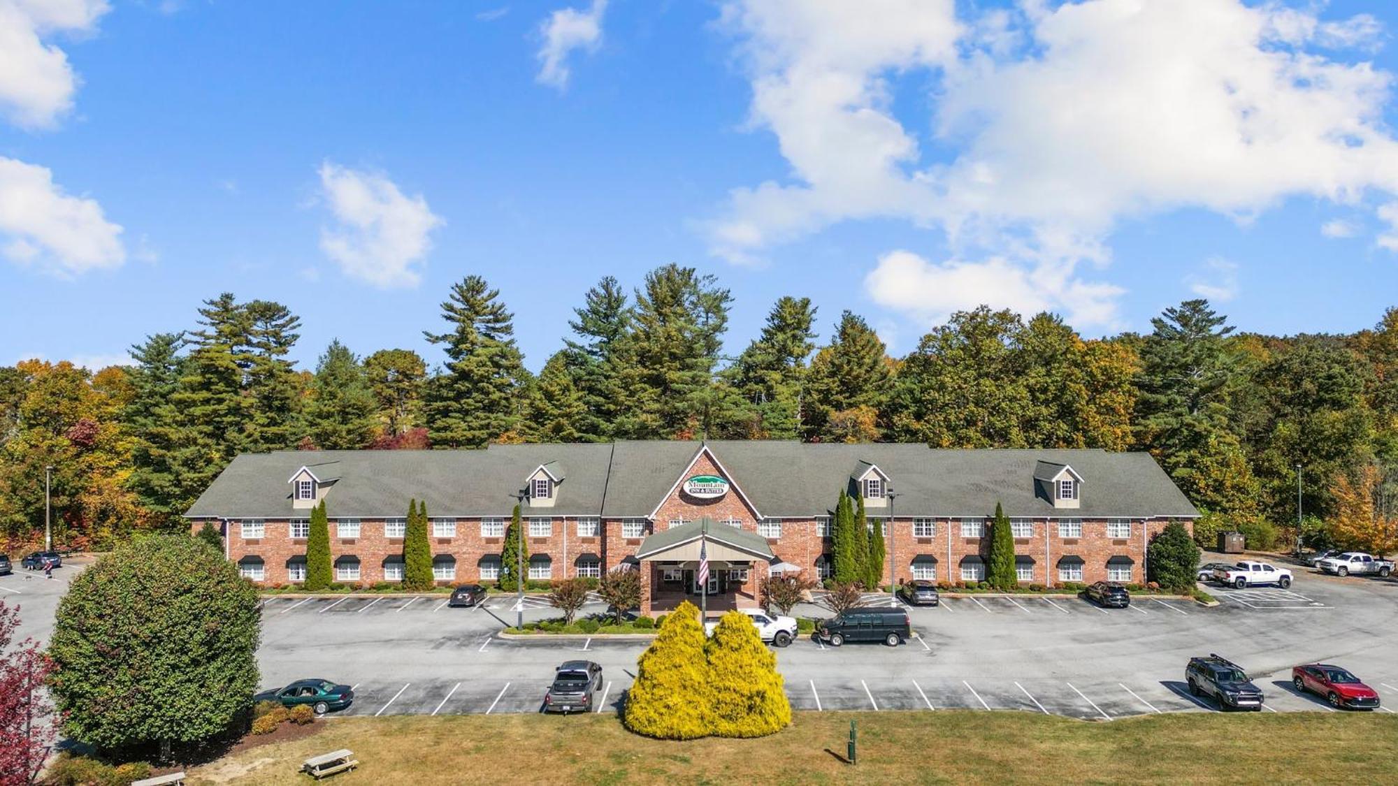 Mountain Inn & Suites Flat Rock Extérieur photo