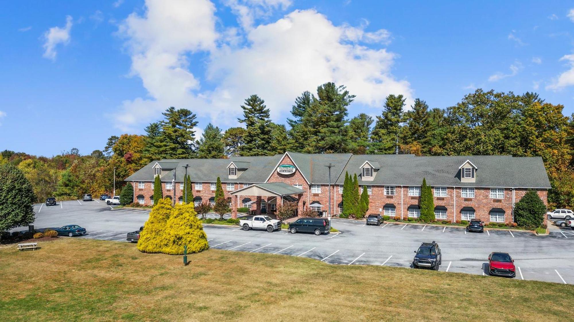 Mountain Inn & Suites Flat Rock Extérieur photo