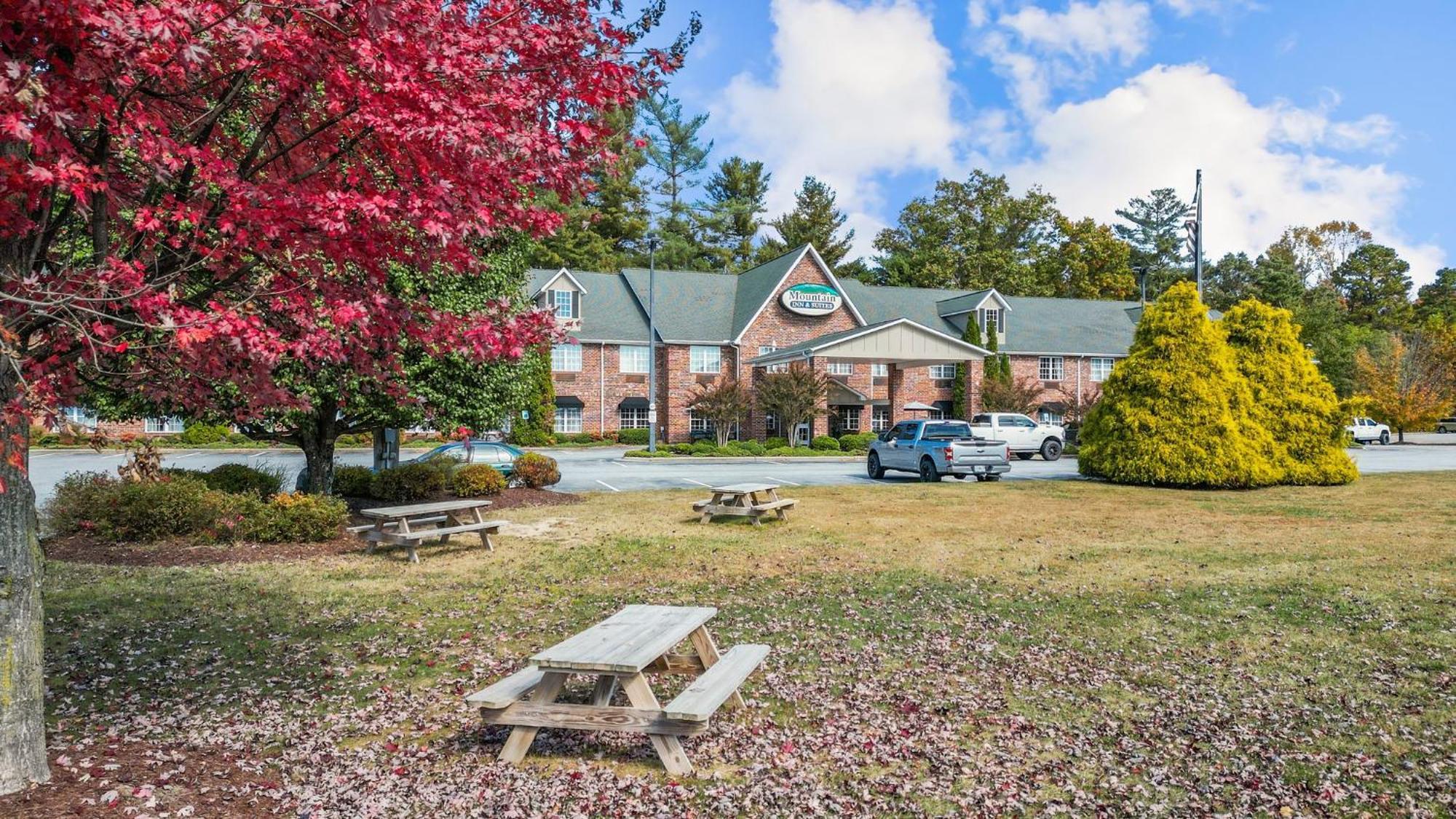 Mountain Inn & Suites Flat Rock Extérieur photo